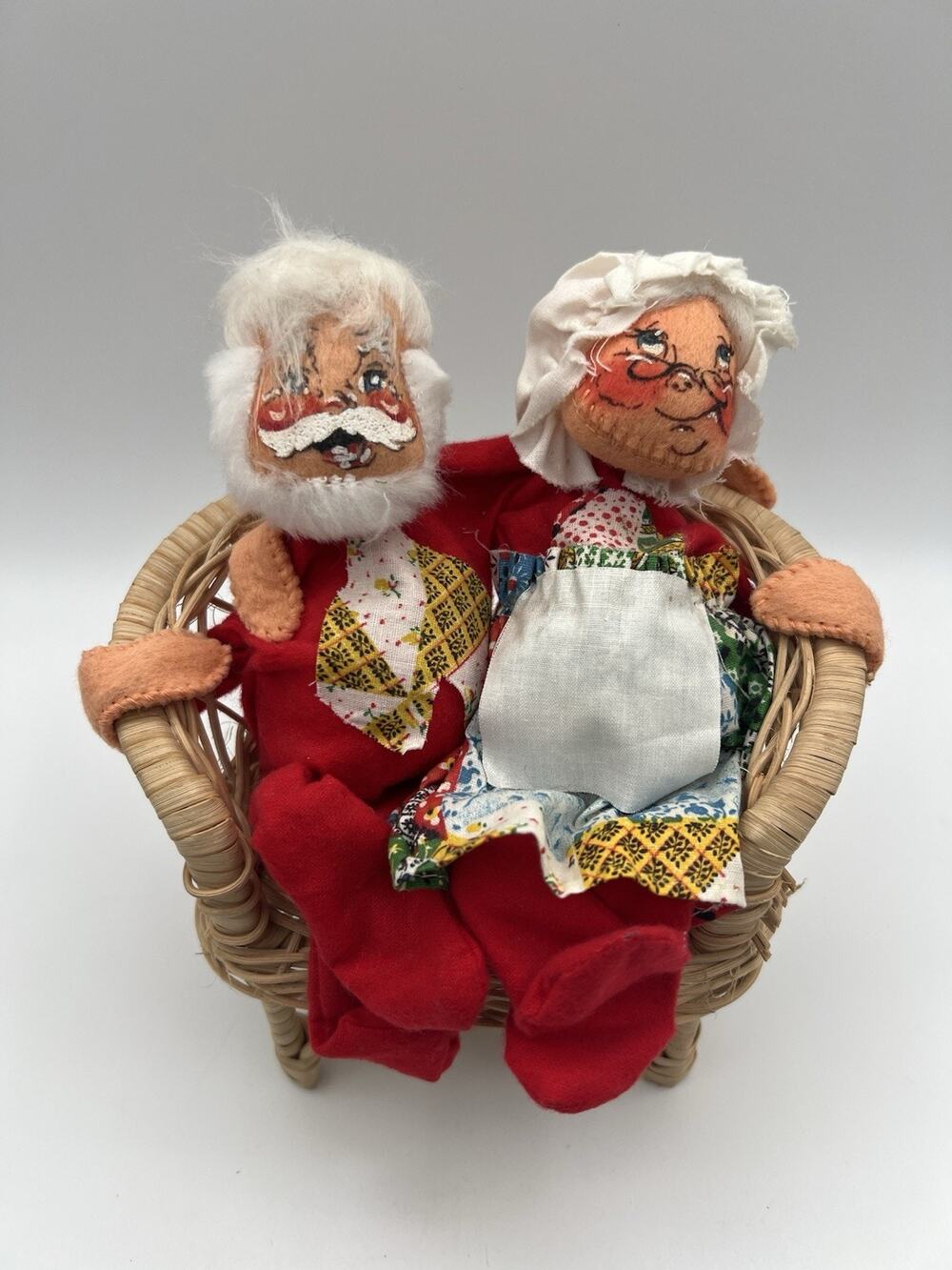 Annalee Santa & Mrs Claus in Wicker Loveseat 7.5” Vintage Christmas Decor Kitsch